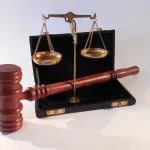 Licencje i przeniesienie praw autorskich — co warto ustalić w umowie?
