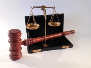 Licencje i przeniesienie praw autorskich — co warto ustalić w umowie?